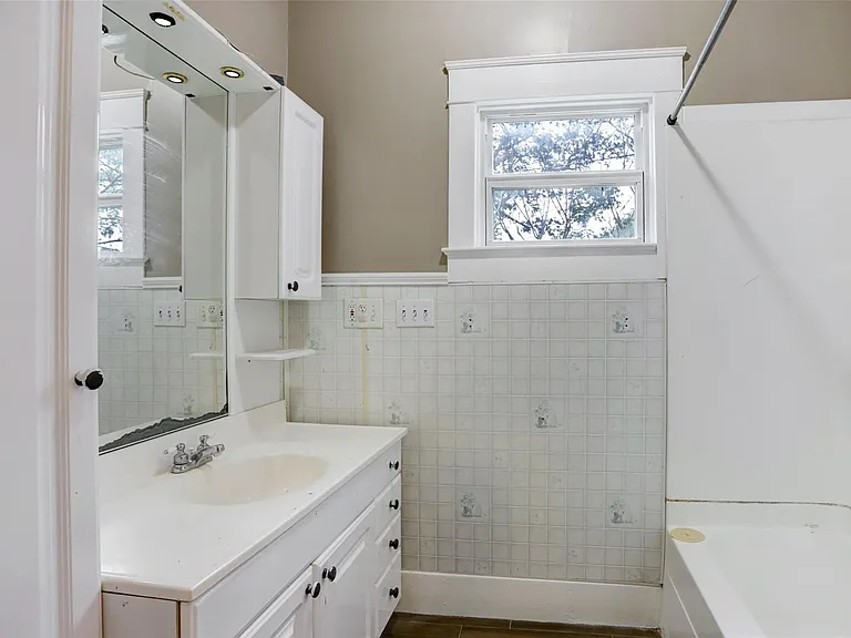 1207 N Meyer St — Photo 11