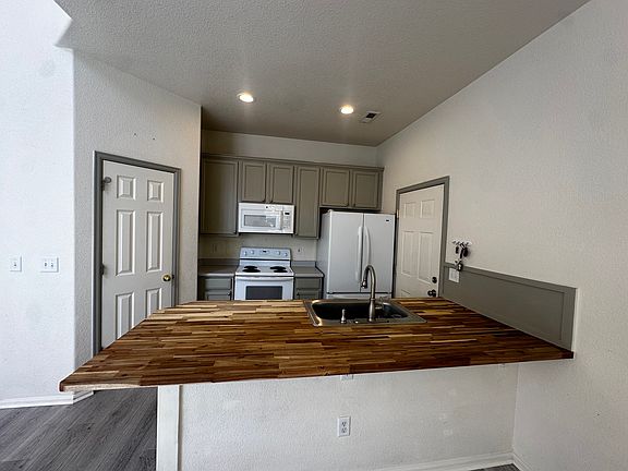 5th image of 23043 E Ontario Dr Unit 106