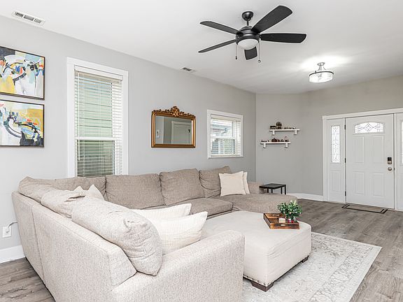 3rd image of 836 Villa Ave