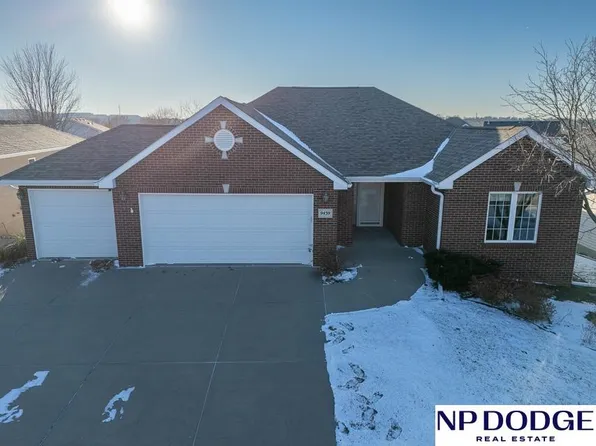 9439 Benziger Dr, Lincoln, NE 68526