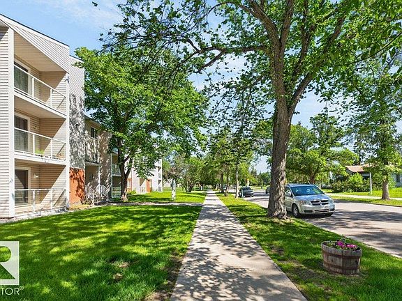 4th image of 10842 107th St NW #203