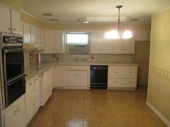 2nd image of 25 Oakwood Dr