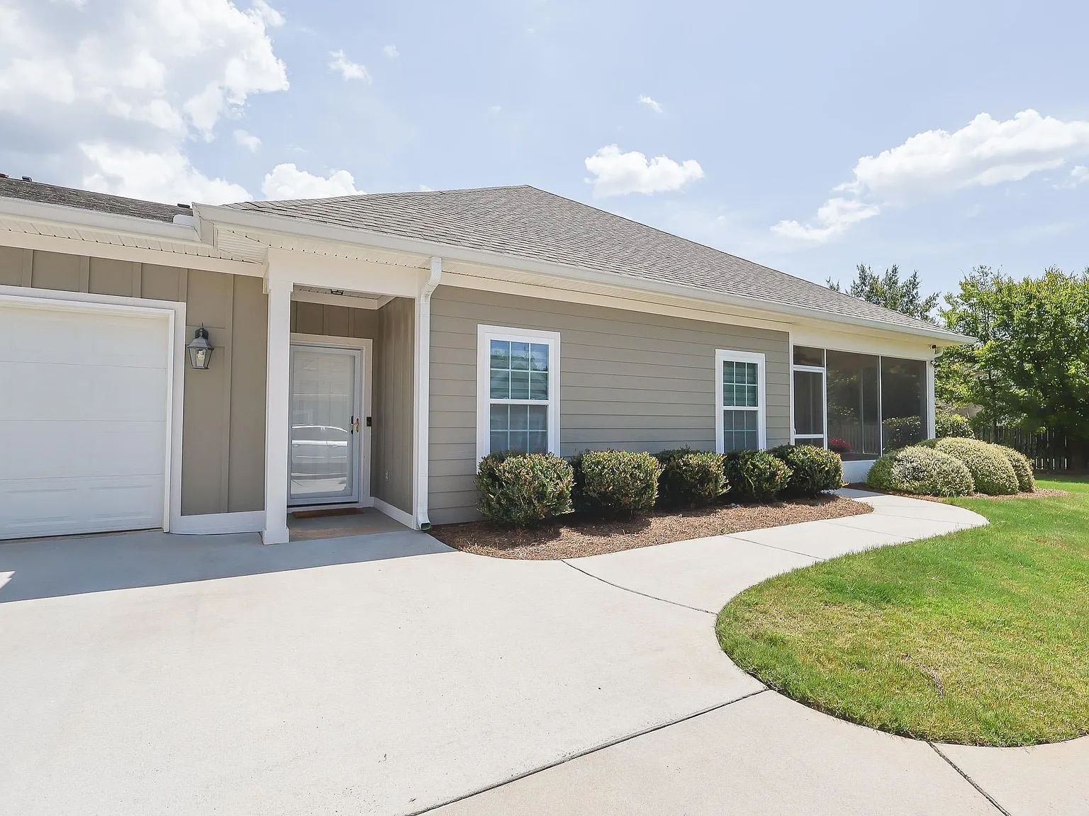 2 bed, 2.5 bath, 1918 sqft, $2,095 — Photo 2