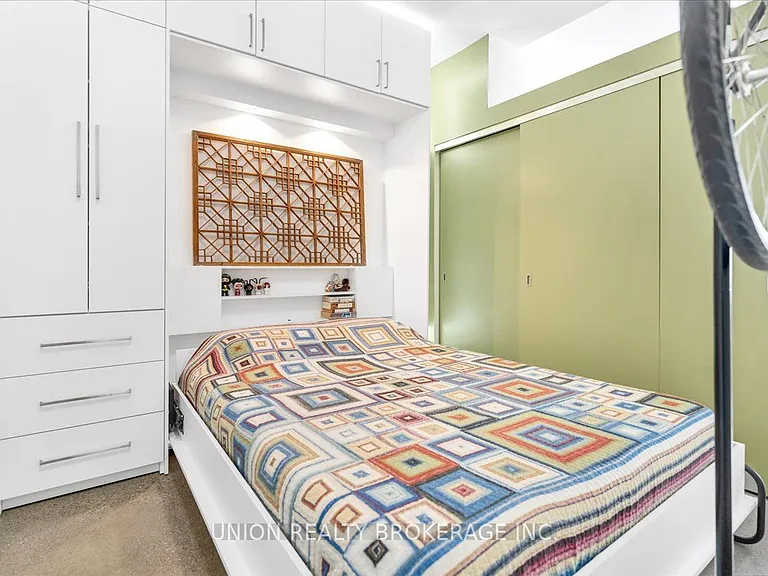 569 King St E #404 — Photo 18
