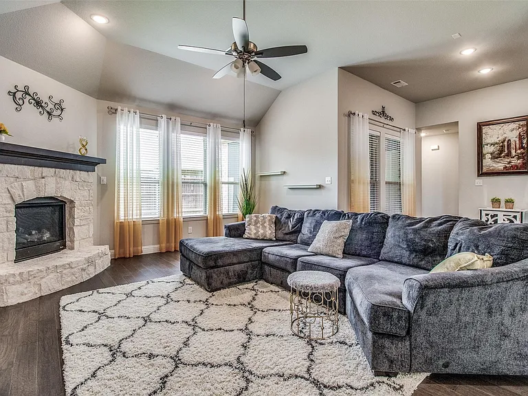 3521 Washington Dr — Photo 3