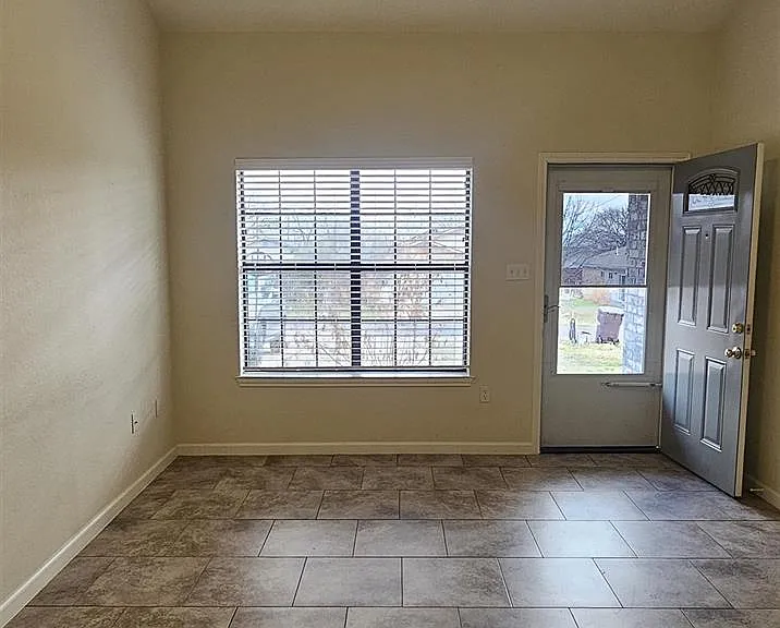 1731 Greenwood Ln — Photo 2