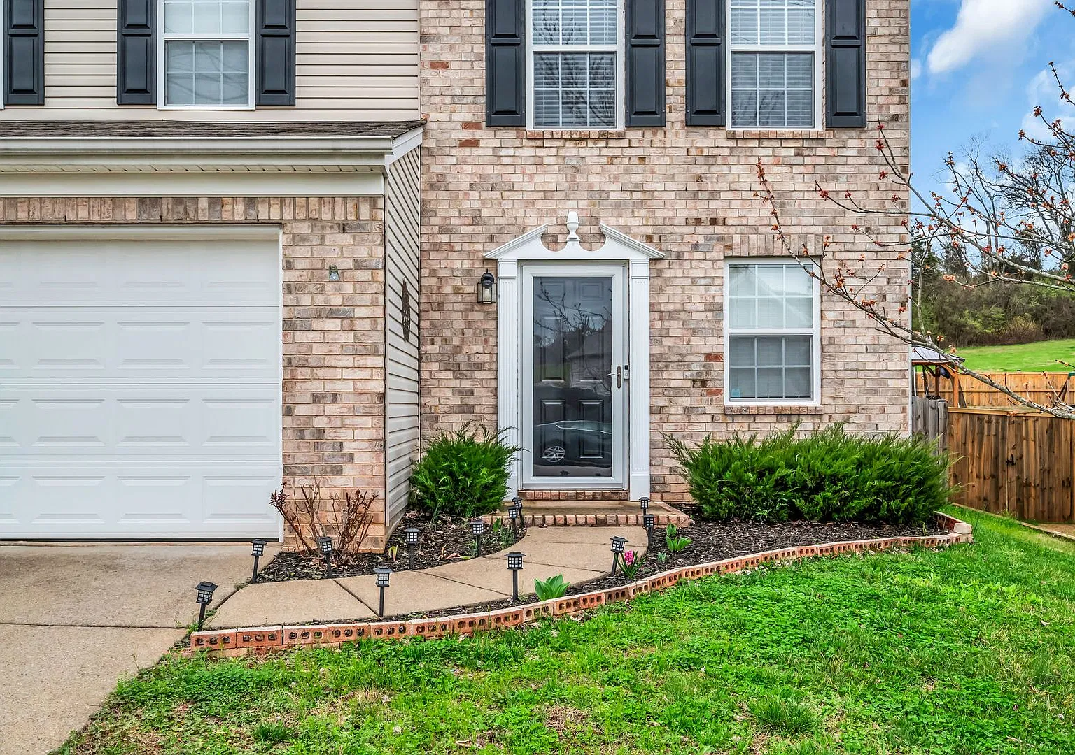 3 Bed 2.5 Bath, Single Family Home located on a quiet street! 1700 Sqft. — Photo 3