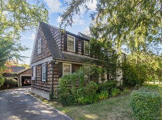 26 Vista Hill Rd, Great Neck, NY 11021