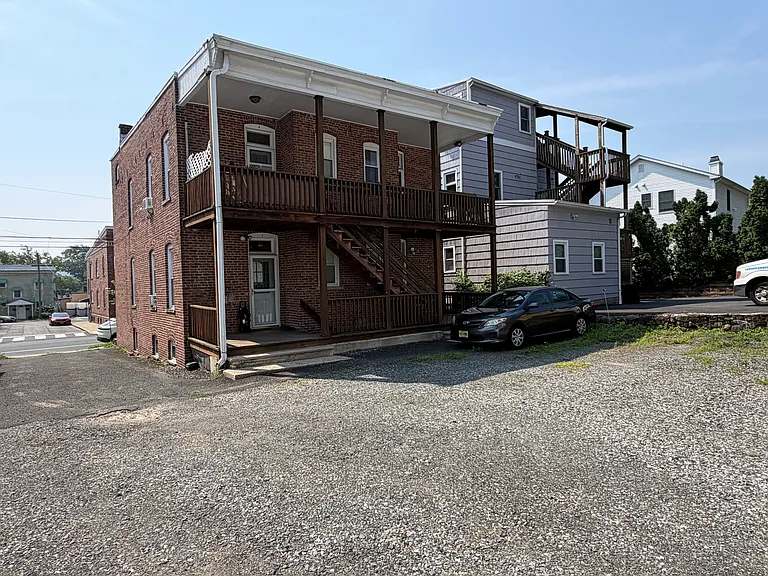 Building back/parking space