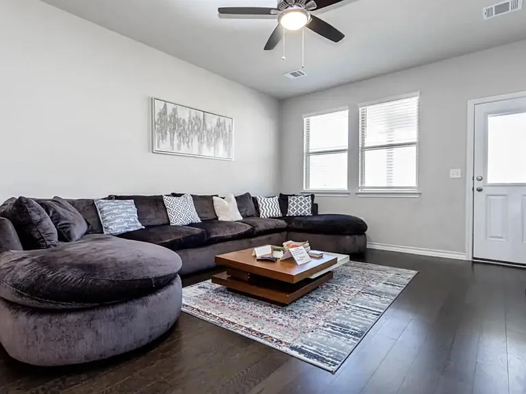 7516 Saginaw Dr — Photo 2