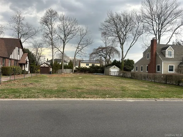 Sunset Road, Bay Shore, NY 11706