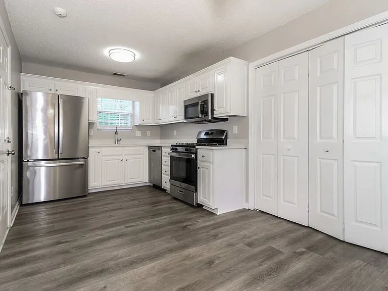 1015 Amelia Grove Ln — Photo 6