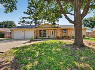 412 Apple Blossom Ln, Hurst, TX 76053