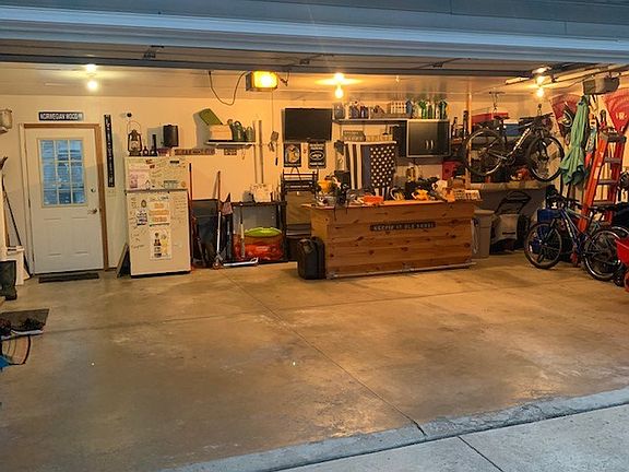 3rd image of 557 Crowfoot Ave