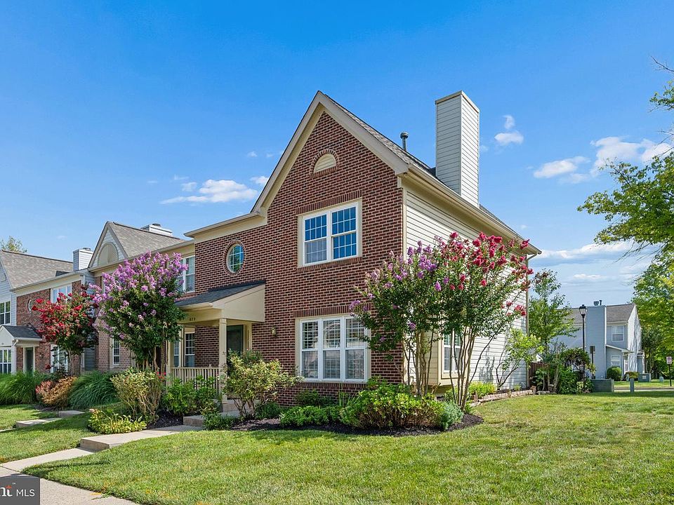 1st image of 879 Waterford Dr