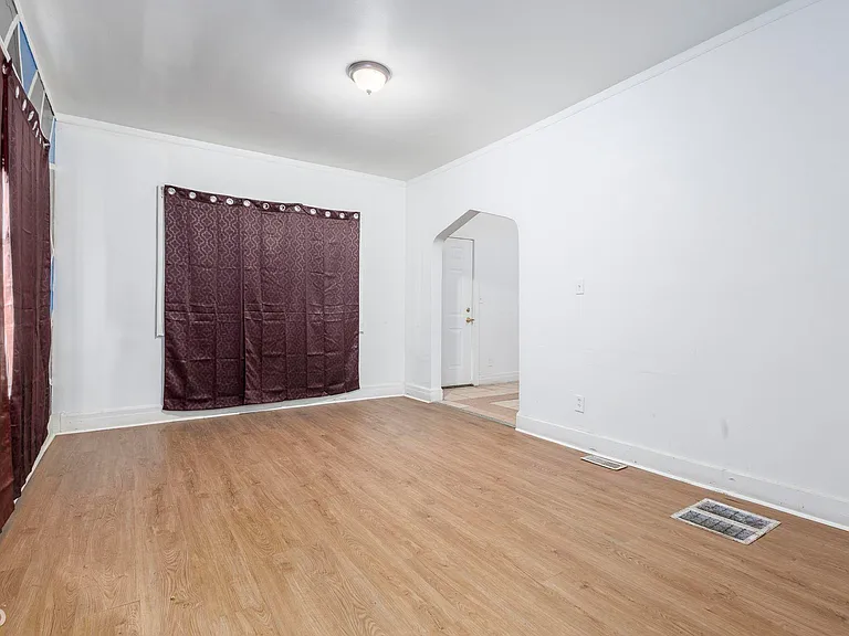 5421 Toledo St — Photo 11