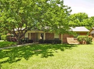 905 Livingston Dr, Hurst, TX 76053