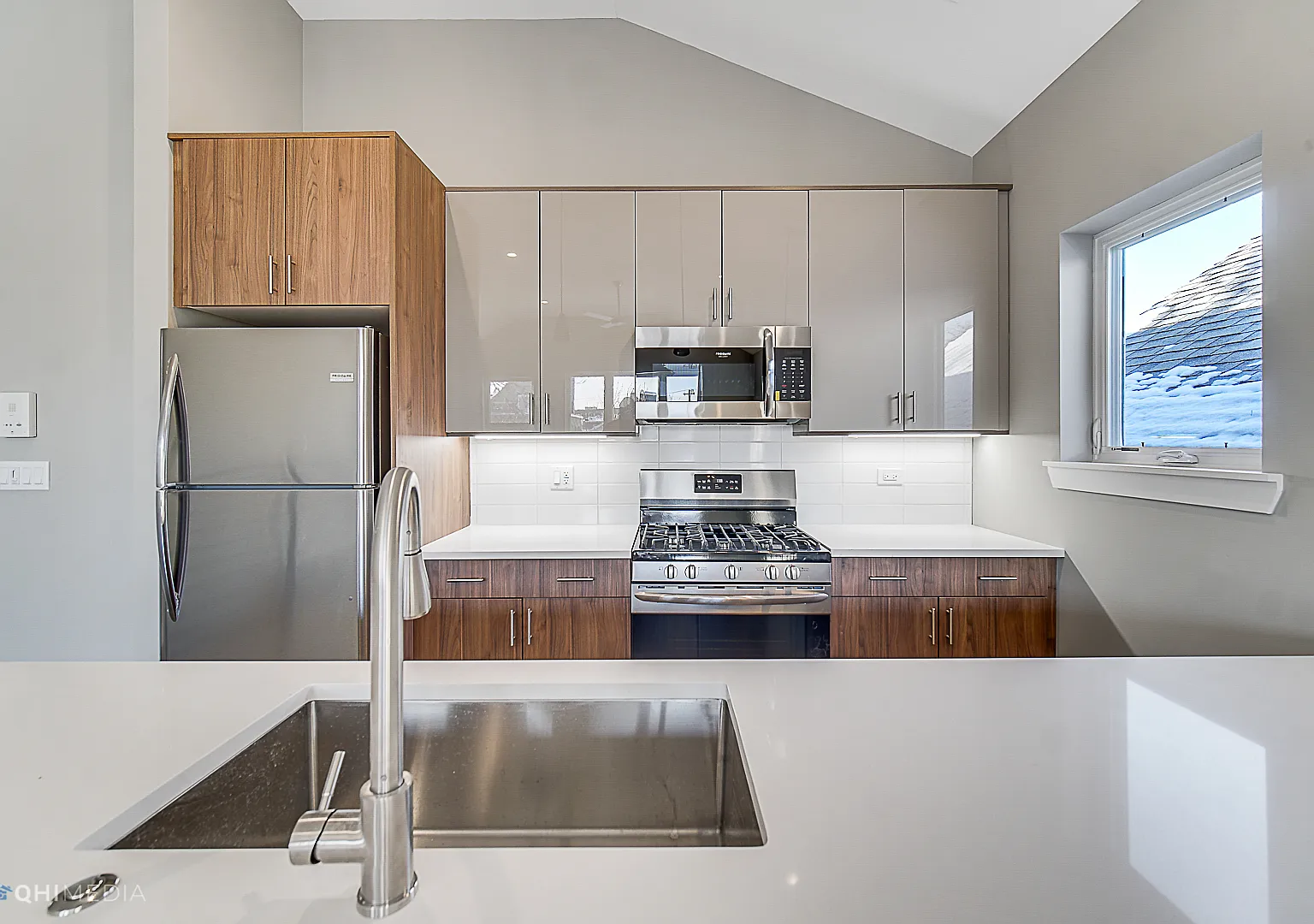 1734 W Cullerton St — Photo 3