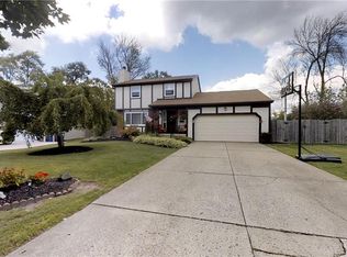 32 Sudbury Ln, Williamsville, NY 14221