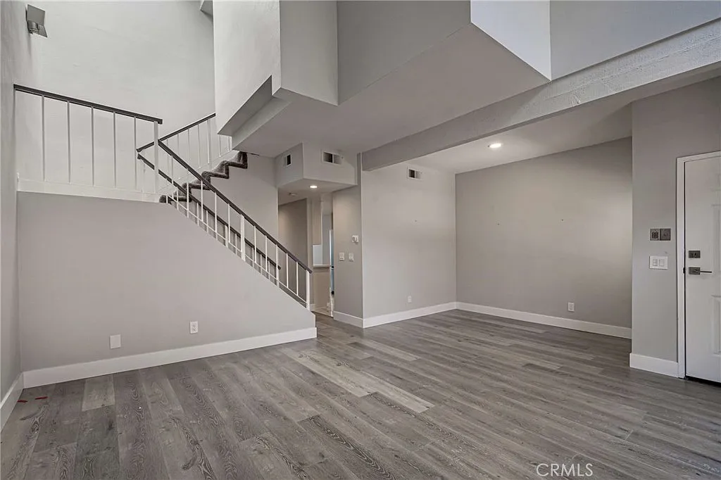 Building Photo - 6323 Reseda Blvd #2