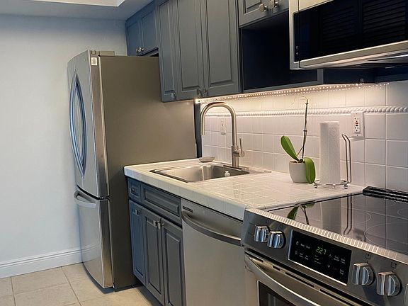 5th image of 300 Sunrise Dr APT 2A