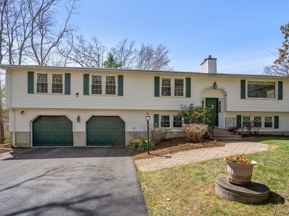 28 Woodlawn Dr, Sturbridge, MA 01566