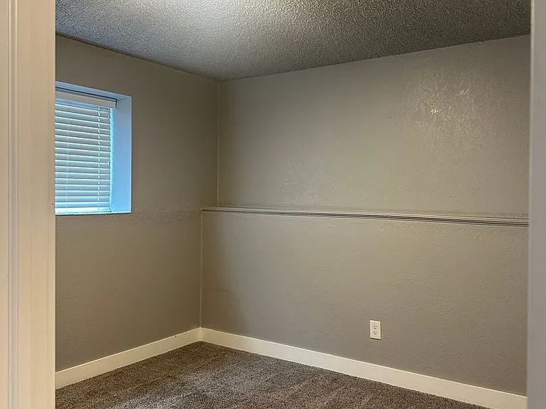 411 N 800 W — Photo 11