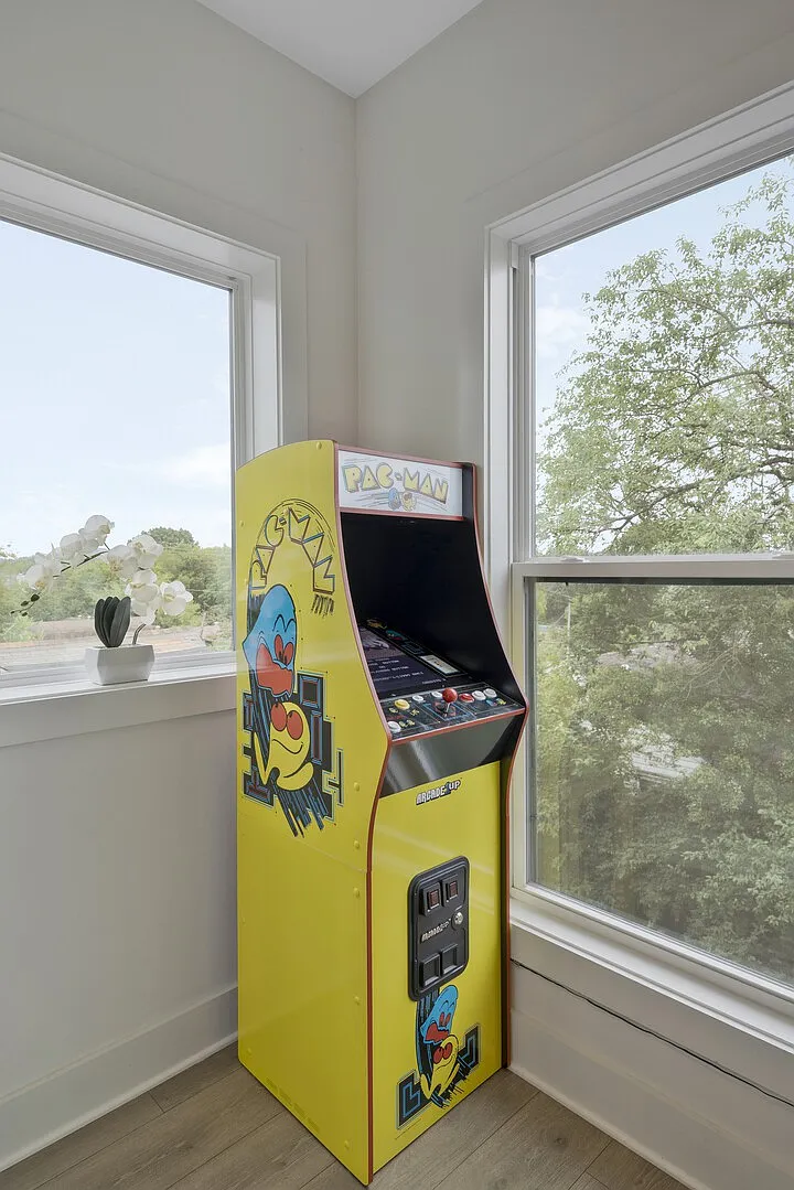 Arcade, Roof Top, Massage chair, 7 min downtown. — Photo 4