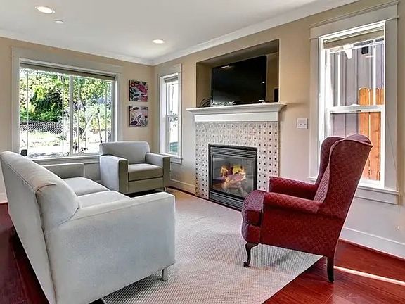4th image of 3638A 13th Ave W