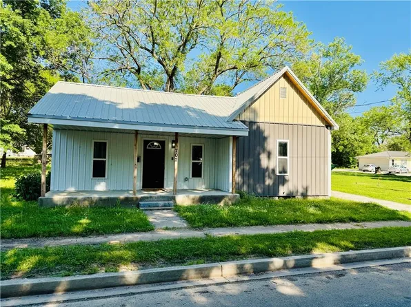 702 N Cedar St, Nevada, MO 64772