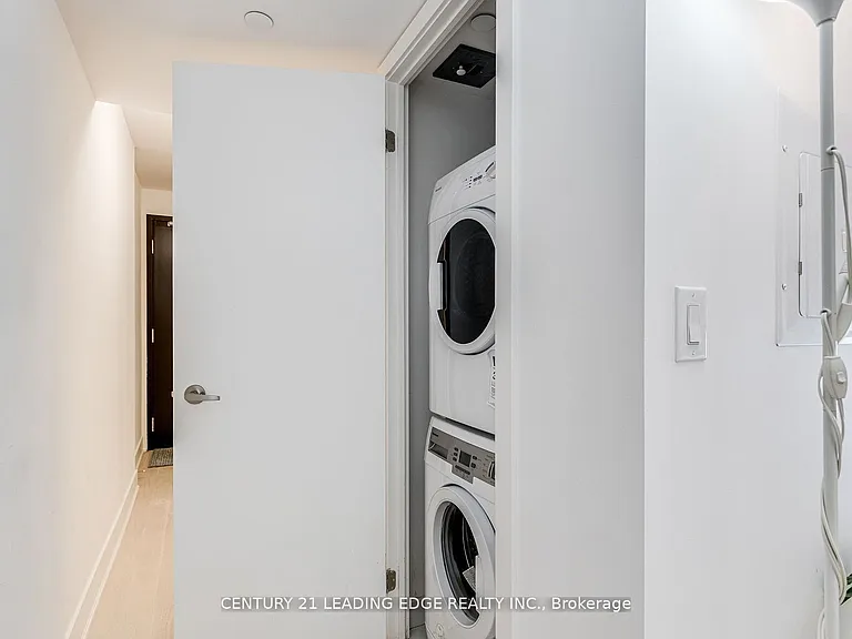 955 Bay St #913 — Photo 14