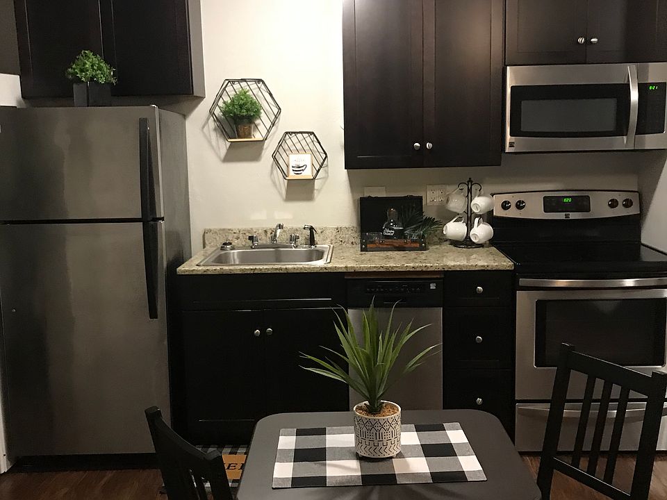 1st image of 816 W 4th Ave