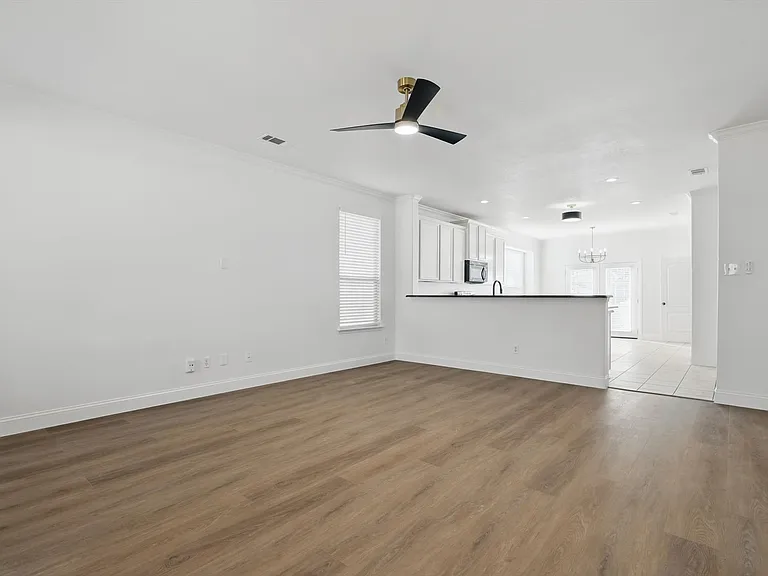 924 Charleston Ln — Photo 3