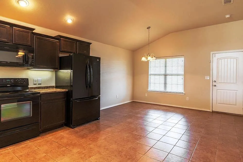 3 bed, 1449 sqft, $1,600 — Photo 2