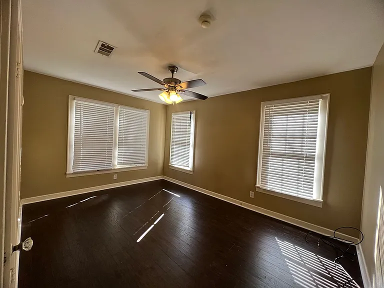 642 Robinson Pl — Photo 6