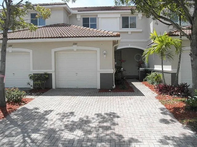 2205 Oakmont Dr