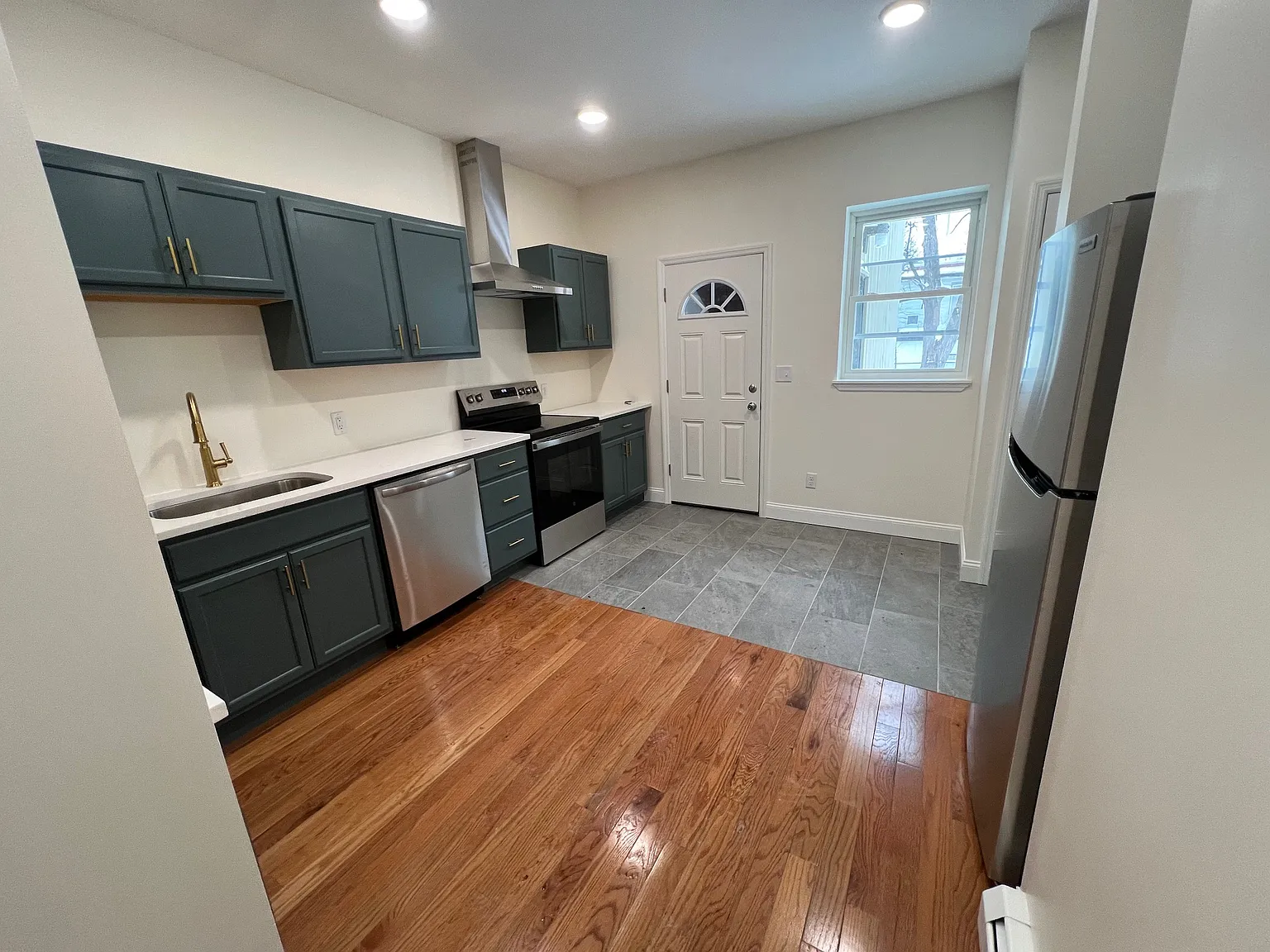 2 bed, 800 sqft, $1,380 — Photo 2
