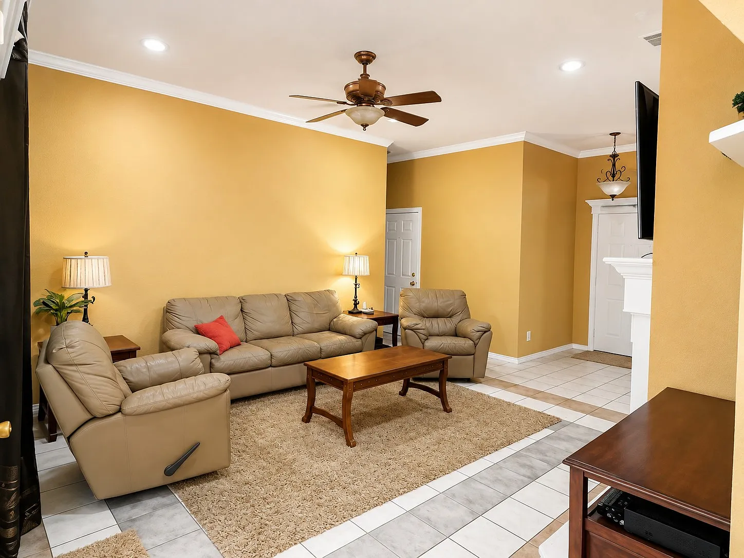 3 bed, 1323 sqft, $2,000 — Photo 2