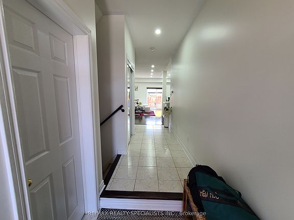 5th image of 360 Hobbs Cres