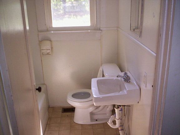 5th image of 401 Robertson St