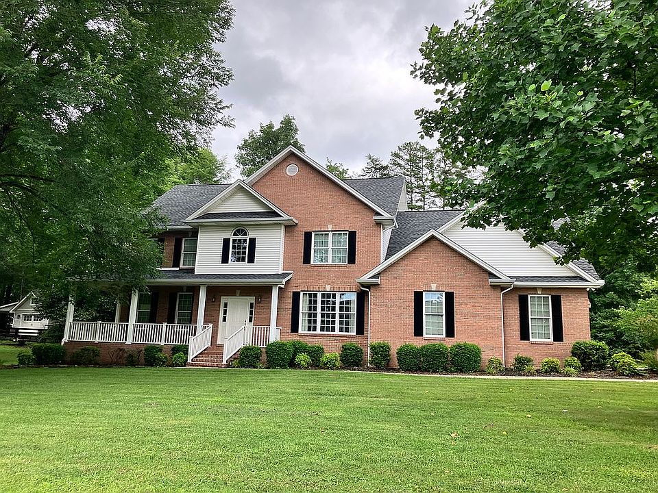 Large front porch, flat yard