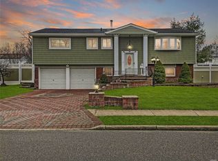 402 W 18th St, Deer Park, NY 11729