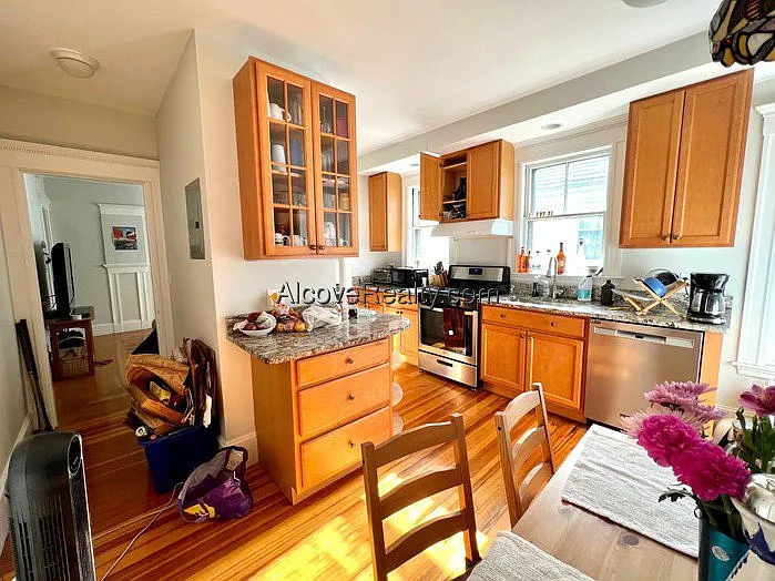 4 bed, 1.0 bath, $4,800 — Photo 4