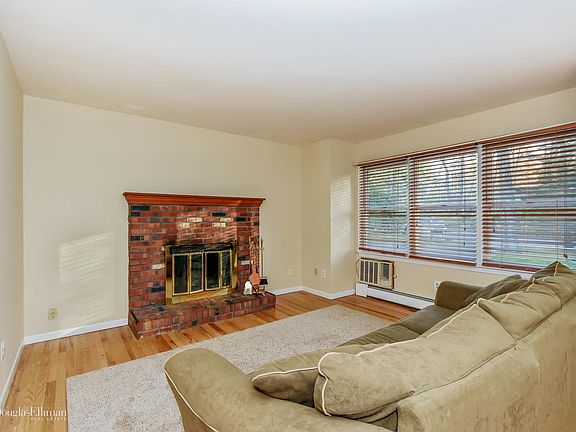 2nd image of 62 Elizabeth Dr