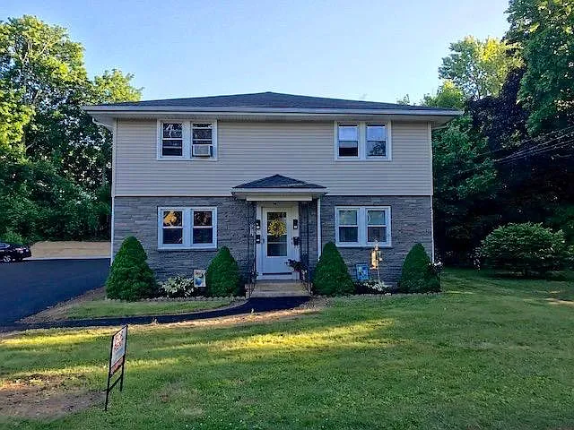 10 Lewis St — Photo 1