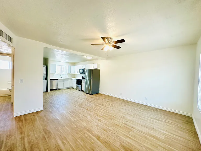 4424 Bellevue Newly Renovated Apartments with All Appliances Included! — Photo 36