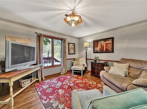 5th image of 2046 Pamela St