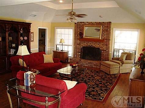 3rd image of 2210 Meadowview Dr