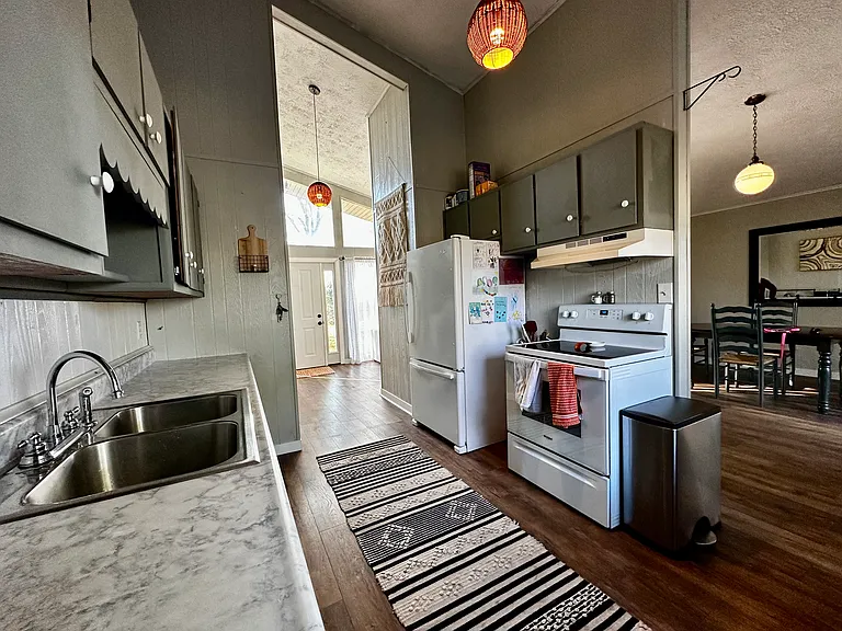 390 Red River Rd — Photo 3