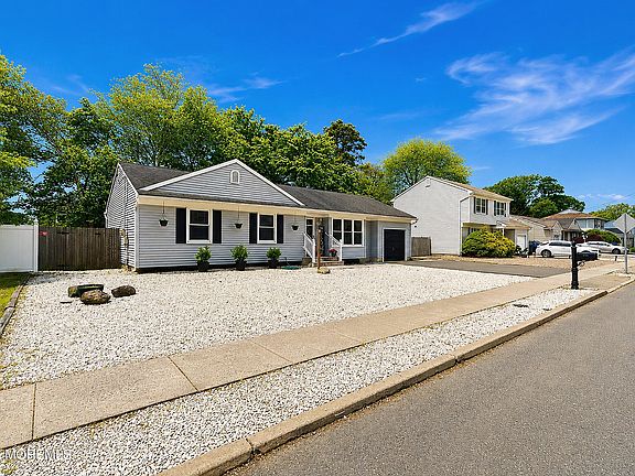 4th image of 1321 Bay Ave